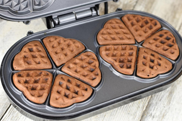 Heinner Aparat za galete HEINNER HWF-1000CR 1000W/dupli/crni